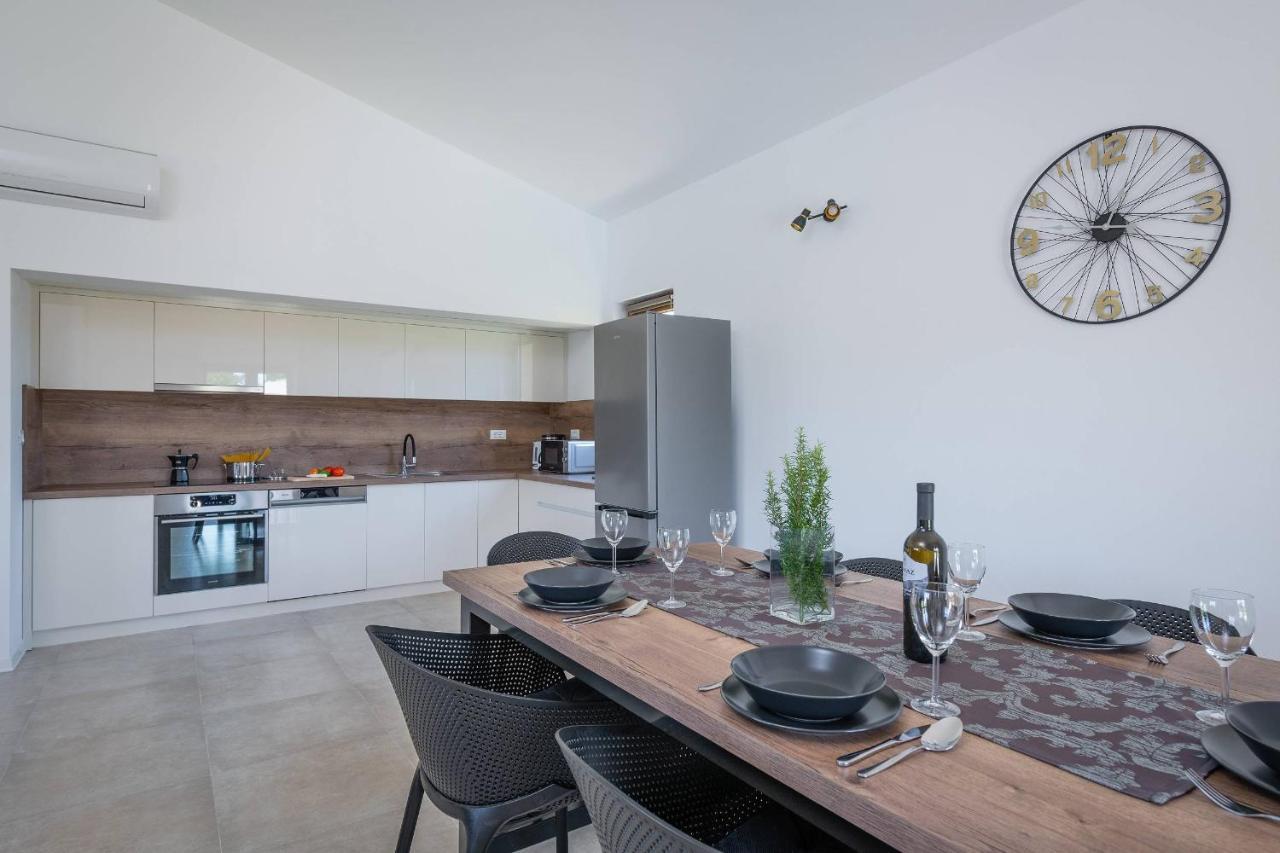 Holiday House Luca โปเรช ภายนอก รูปภาพ