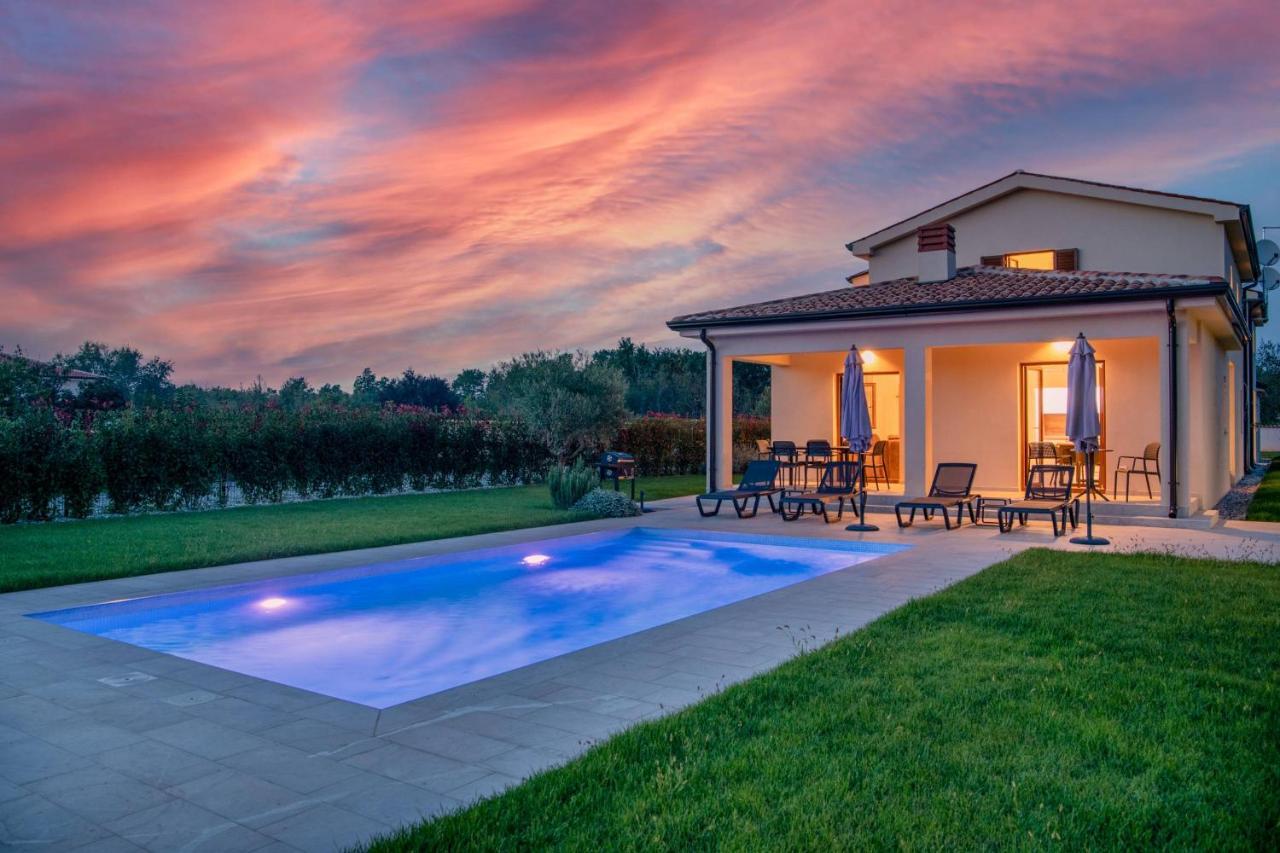 Holiday House Luca โปเรช ภายนอก รูปภาพ